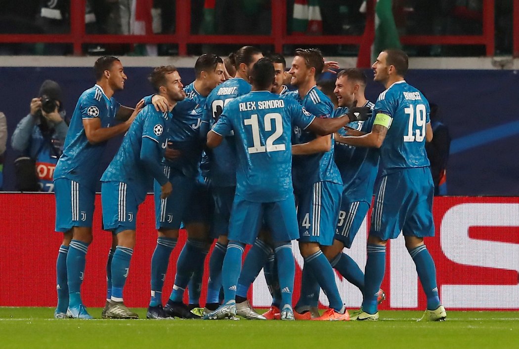 Fotbalisté Juventusu se radují z gólu Aarona Ramseyho v zápase Ligy mistrů na půdě Lokomotivu Moskva