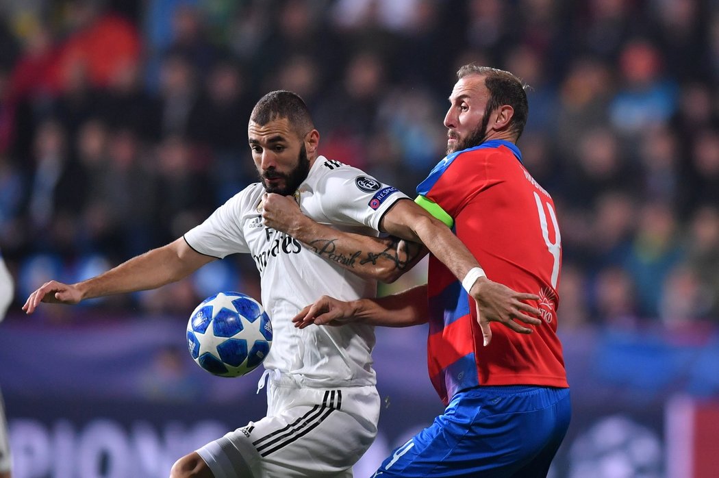 Roman Hubník drží pod krkem Karima Benzemu v duelu Viktorie Plzeň s Realem Madrid