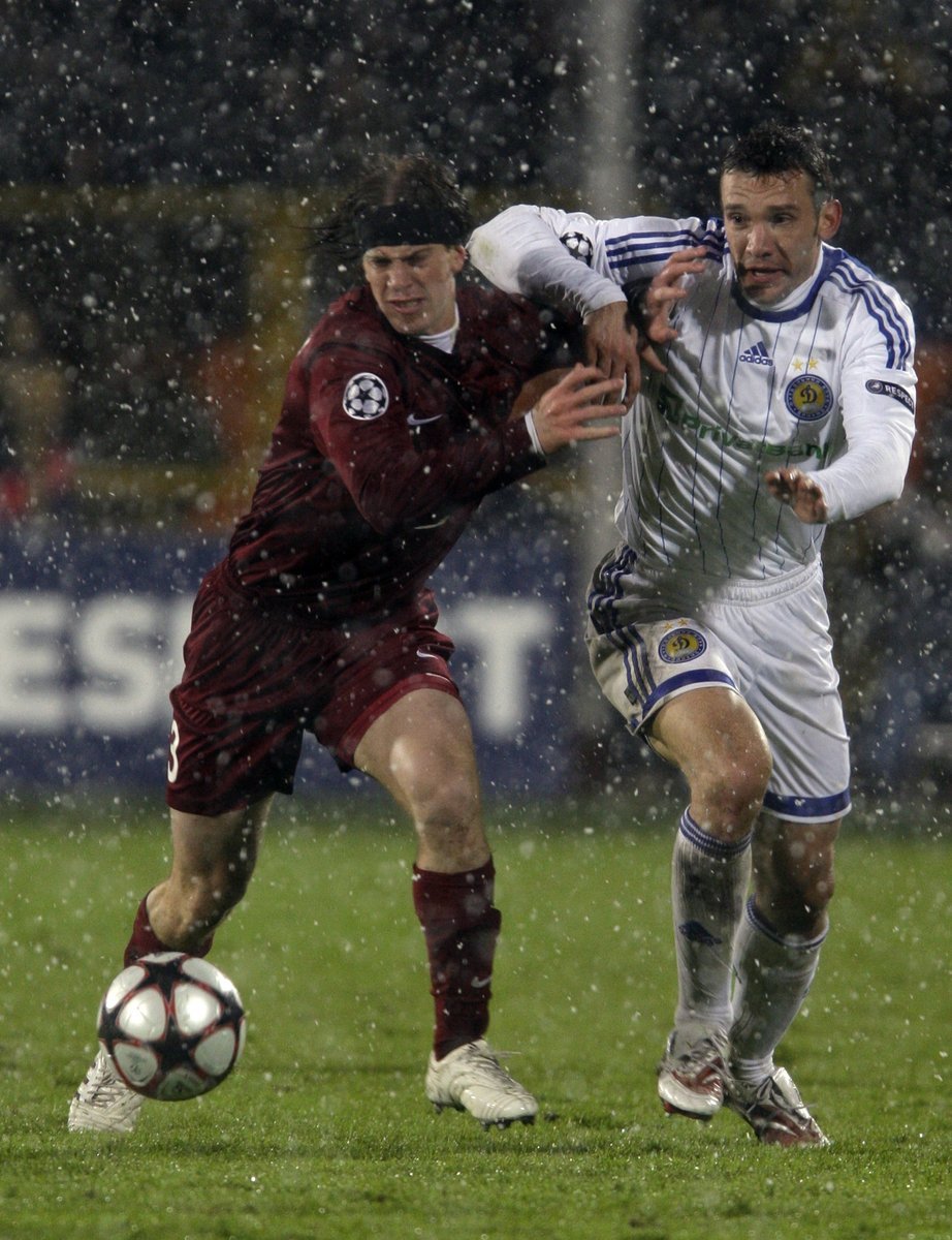 Souboj o míč pod sněhovými vločkami - vlevo Cristian Ansaldi (Rubin Kazaň) a vpravo Andrej Ševčenko (Dynamo Kyjev).