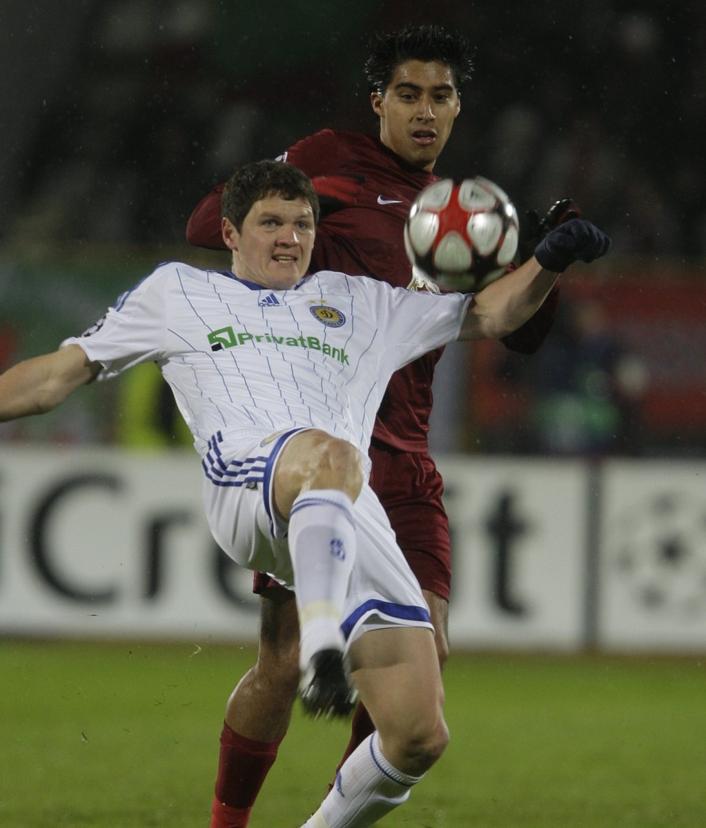 Taras Mihajlik (Dynamo Kyjev, v bílém) se snaží odkopnout míč před Christianem Noboaou (Rubin Kazaň).