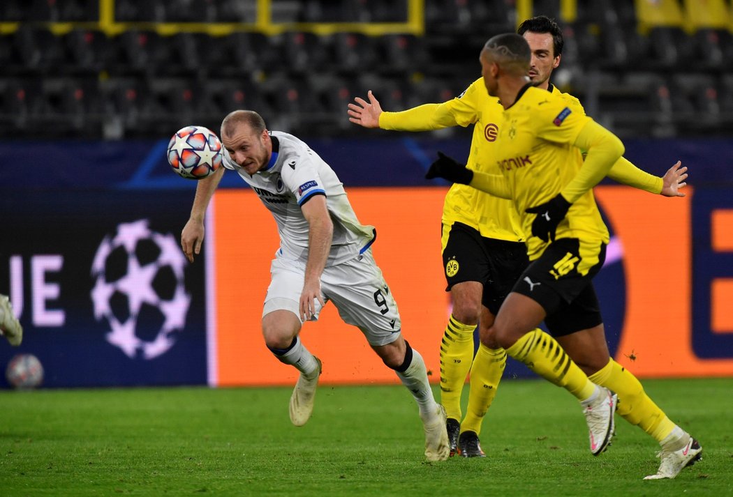 Český útočník Michael Krmenčík v utkání Ligy mistrů Brugg s Dortmundem