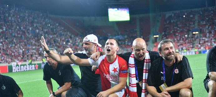 Střelec Slavie Jan Bořil oslavuje postup do Ligy mistrů s realizačním týmem