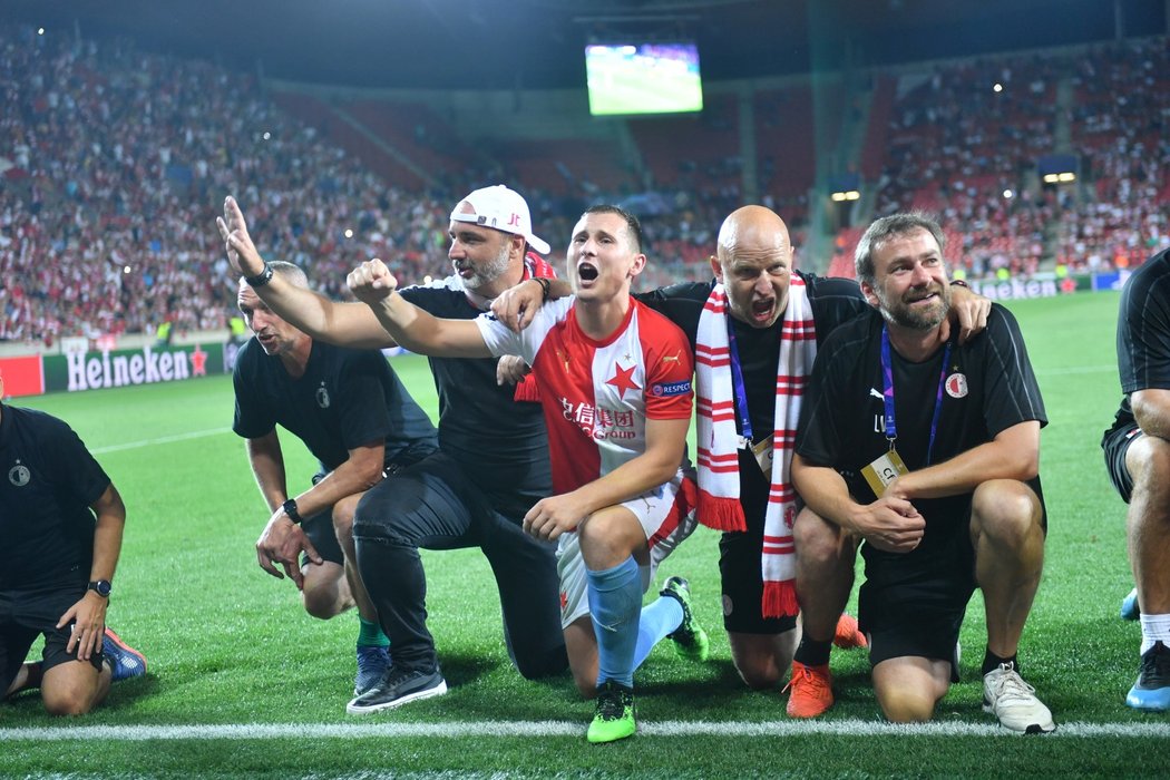 Střelec Slavie Jan Bořil oslavuje postup do Ligy mistrů s realizačním týmem