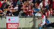 Radující se Jan Bořil se chystá oslavovat svůj vstřelený gól s fanoušky