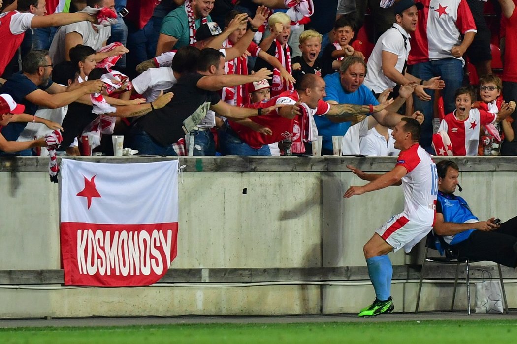 Radující se Jan Bořil se chystá oslavovat svůj vstřelený gól s fanoušky