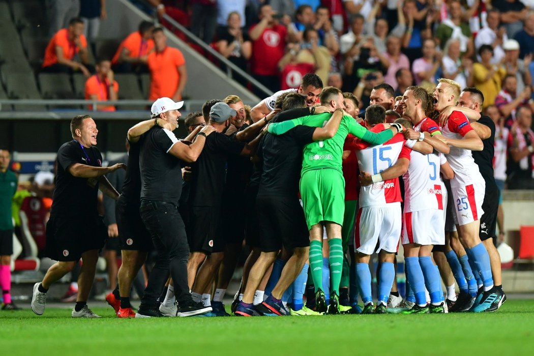 Celý tým pražské Slavie se raduje z postupu do základní skupiny Ligy mistrů přes Kluž