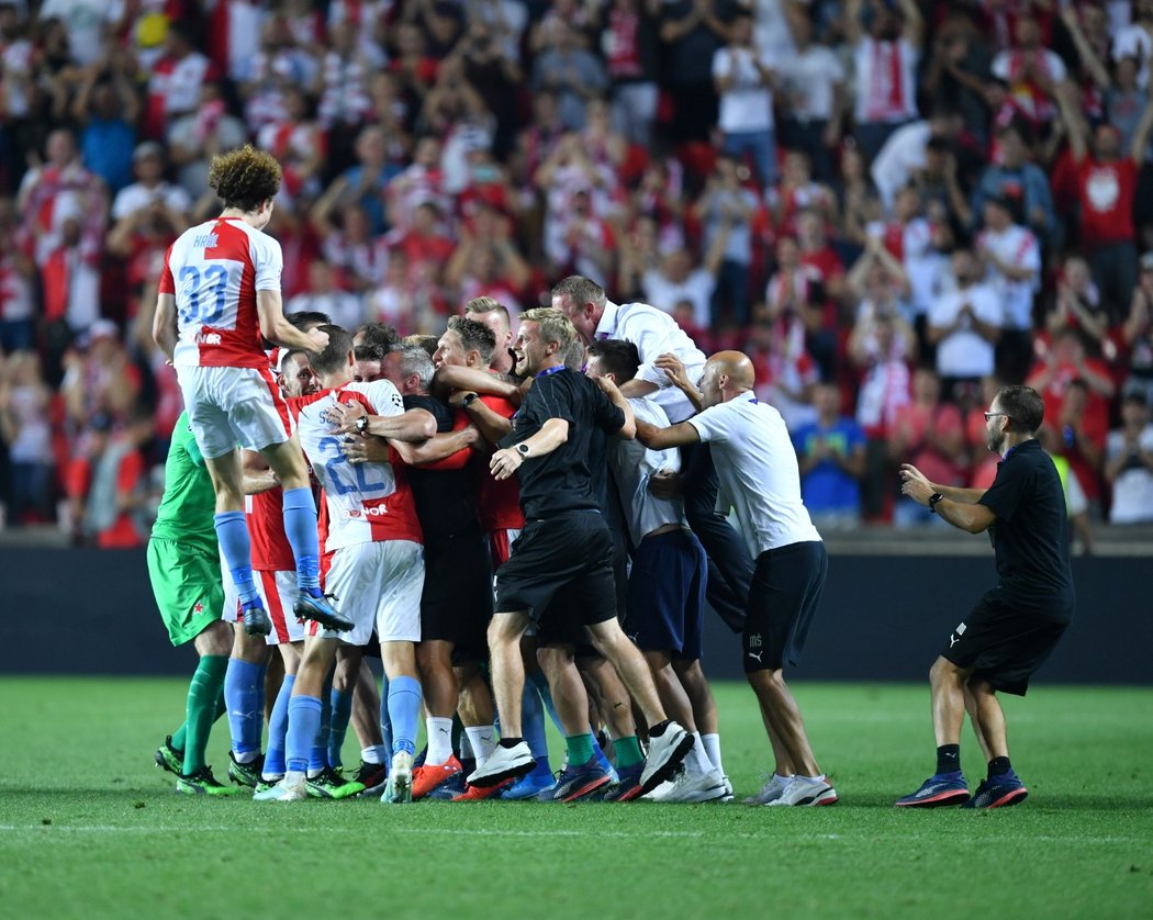 Čekání je u konce. Slavia Praha postupuje podruhé v historii do základní skupiny Ligy mistrů. Sešívaným se to povedlo po 12 letech