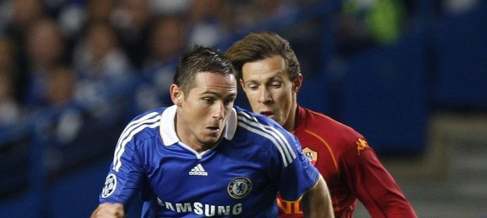 Kapitán Chelsea Frank Lampard uniká svému strážci z AS Řím