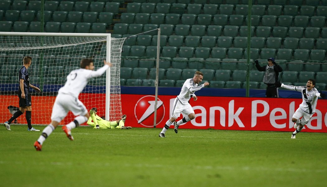 Fotbalisté Legie slaví třetí gól do sítě Realu