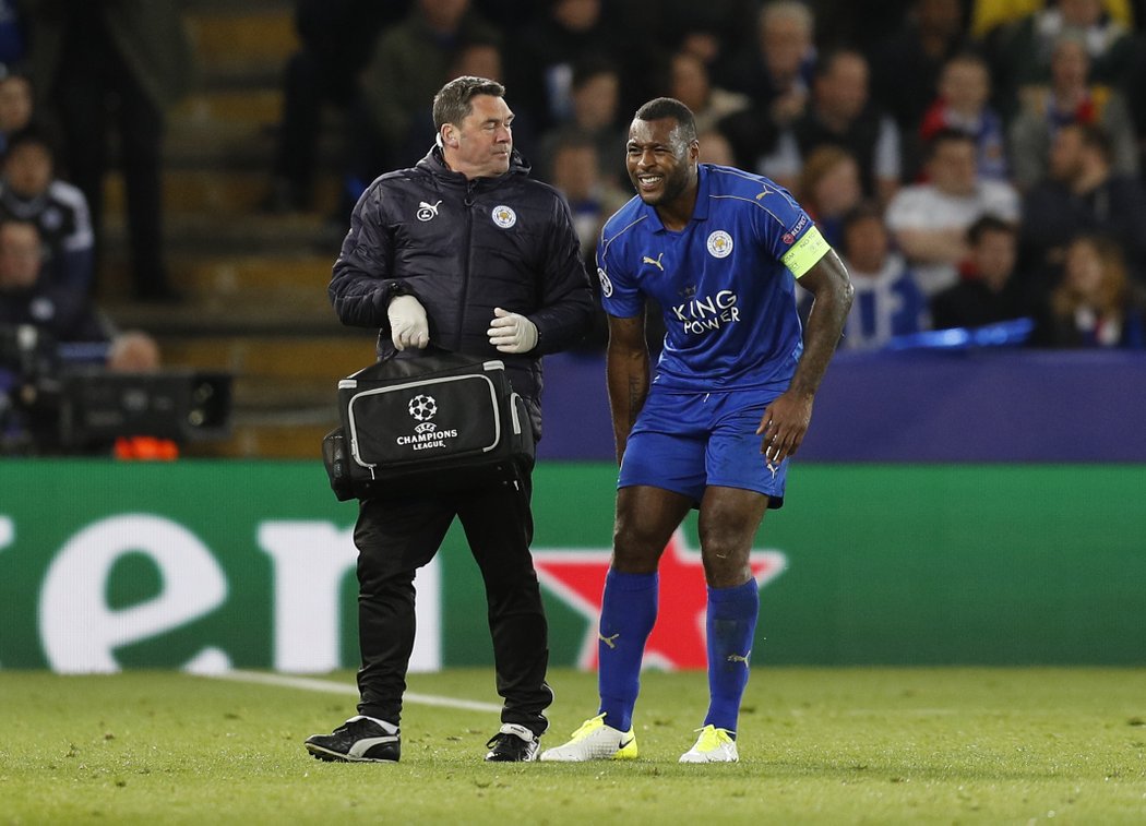 Kapitán Leicesteru Wes Morgan se v utkání s Atlétikem zranil a předčasně střídal