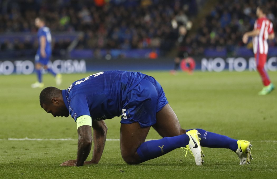 Zraněný kapitán Leicesteru Wes Morgan musel v utkání s Atlétikem Madrid střídat