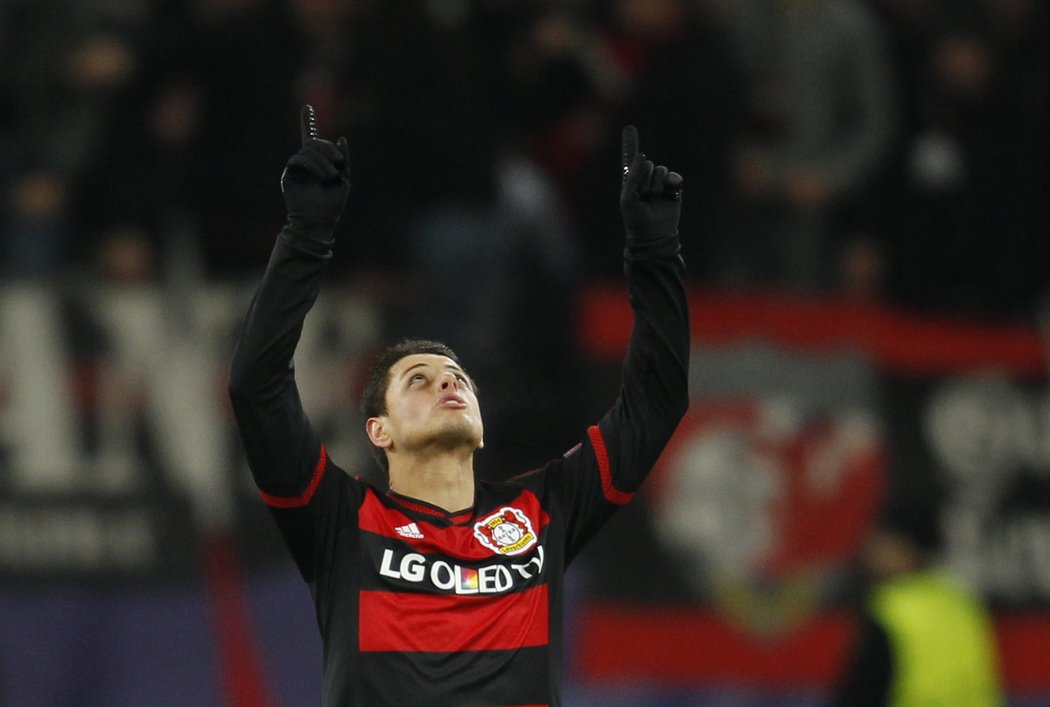 Javier Hernandez z Leverkusenu se raduje z gólu proti Barceloně