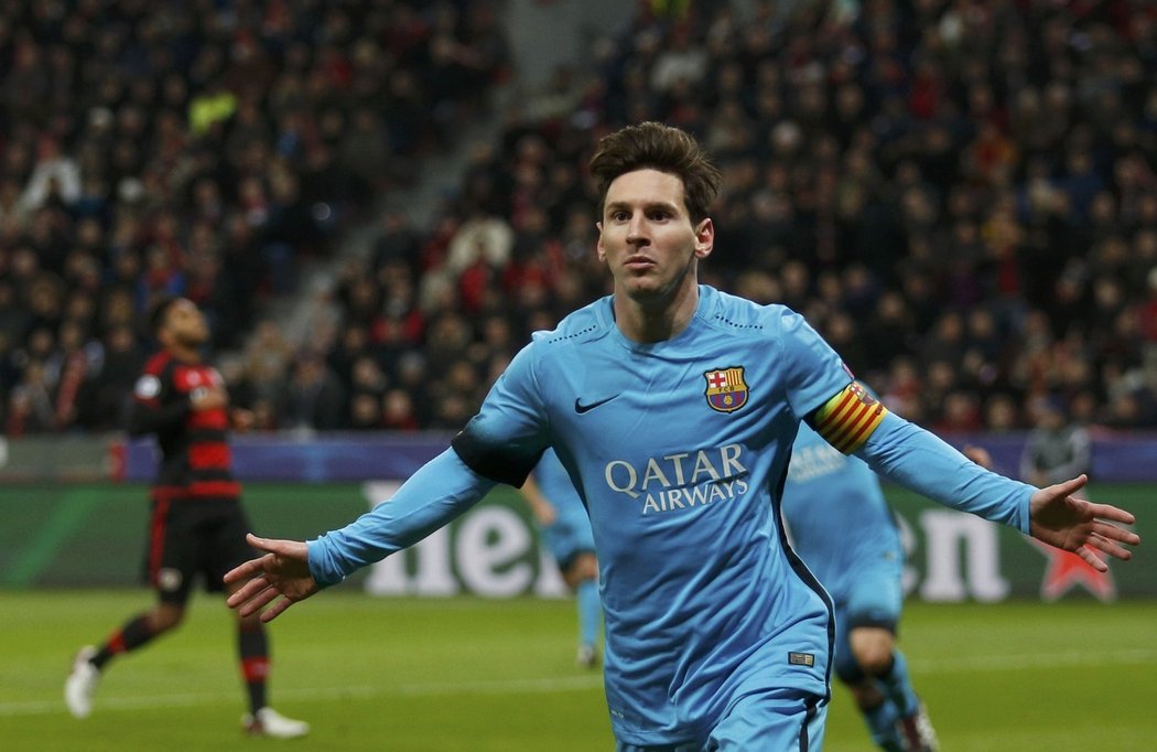 Lionel Messi se raduje ze svého gólu do sítě Leverkusenu