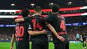 Hráči Leverkusen se radují z gólu Patrika Schicka
