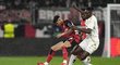 Victor Olatunji v souboji s obranou Leverkusenu Victor Olatunji v souboji s obranou Leverkusenu
