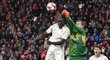Victor Olatunji a Peter Vindahl odvrací standardní situaci Victor Olatunji a Peter Vindahl odvrací standardní situaci