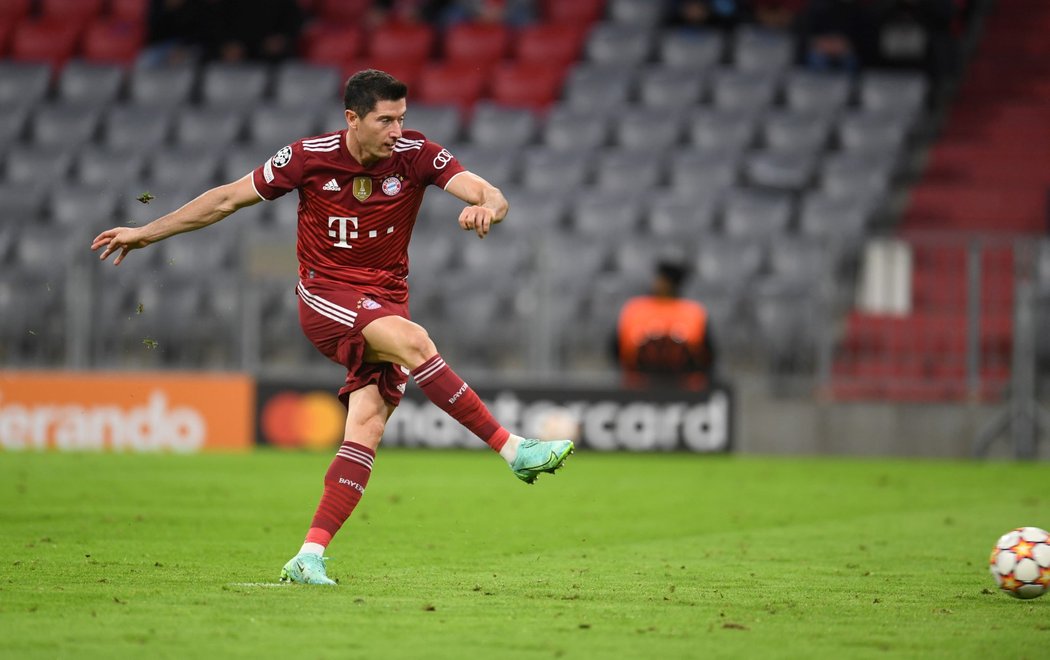 Robert Lewandowski dává gól proti Dynamu Kyjev