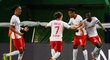 Fotbalisté Lipska se radují z branky ve čtvrtfinále Ligy mistrů proti Atlétiku Madrid, na hřišti byl i český útočník Patrik Schick