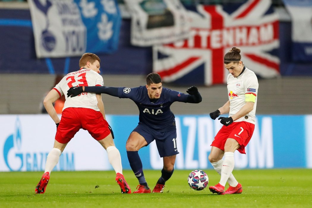 Tottenhamský Erik Lamela se snaží projít mezi dvojicí hráčů Lipska.