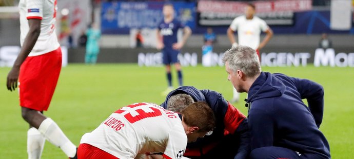 Obránce Lipska Nordi Mukiele se v utkání Ligy mistrů s Tottenhamem nepříjemně zranil, po úderu míčem mu zapadl jazyk