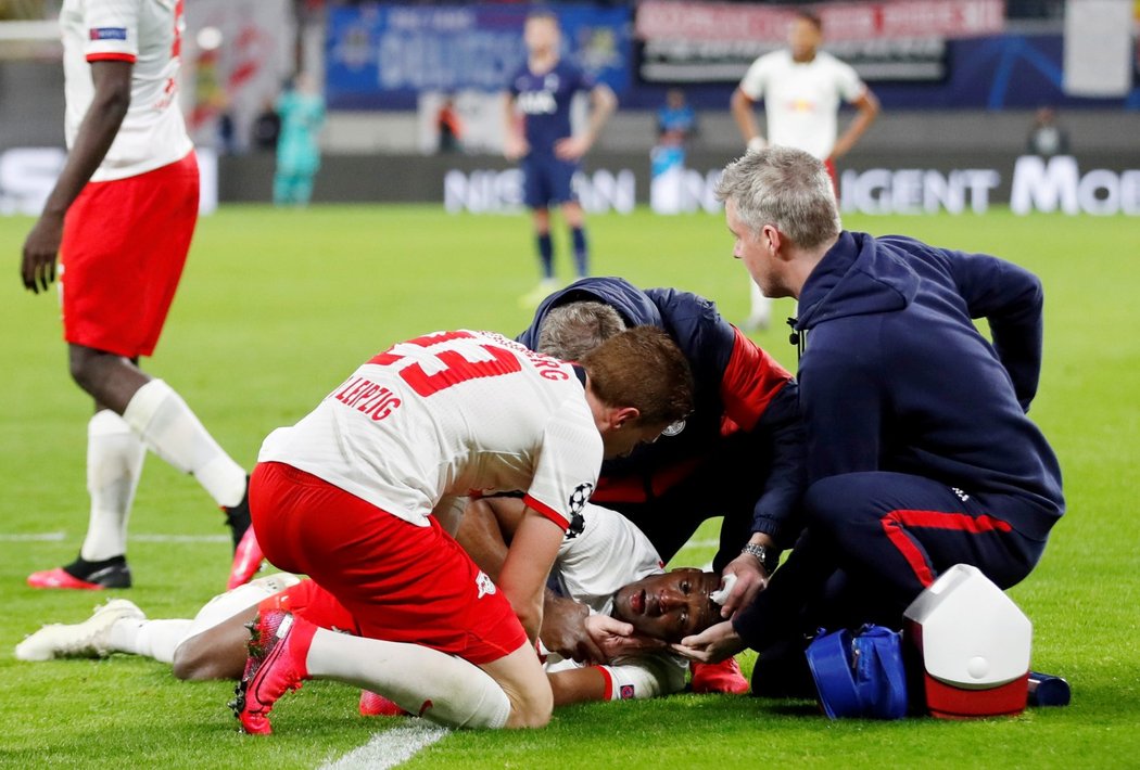 Obránce Lipska Nordi Mukiele se v utkání Ligy mistrů s Tottenhamem nepříjemně zranil, po úderu míčem mu zapadl jazyk