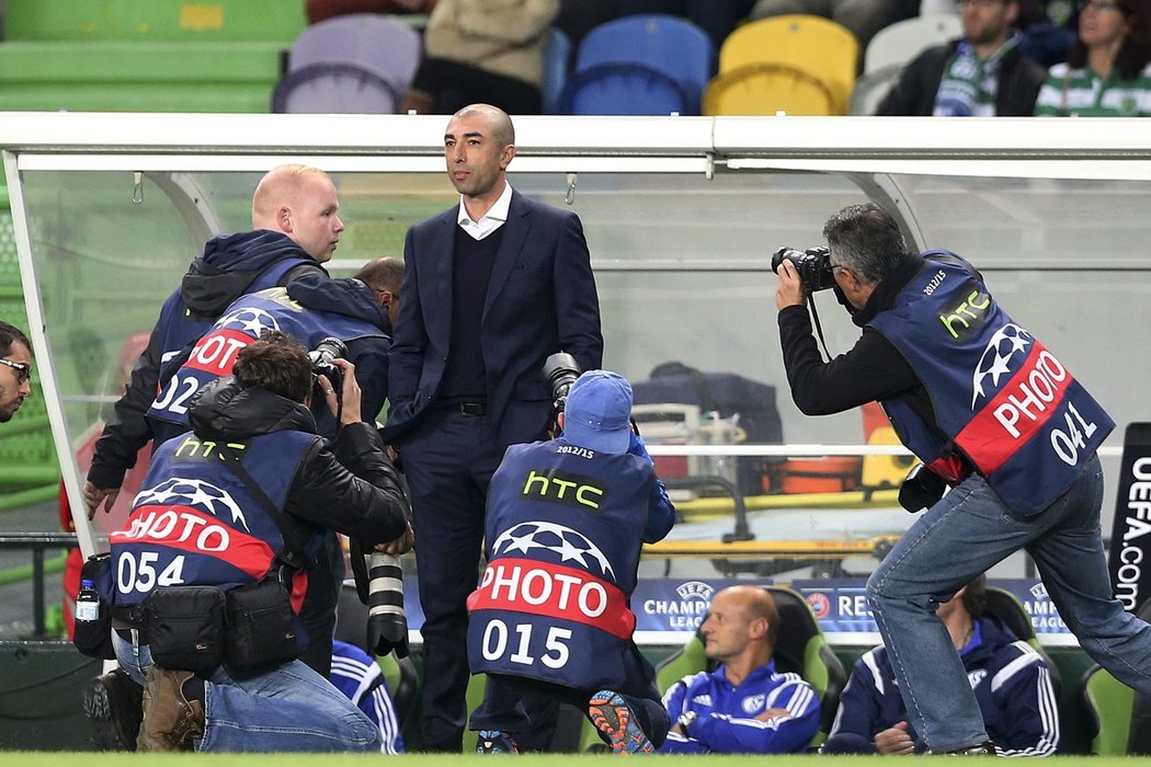 Kouč Schalke Roberto Di Matteo v obležení fotografů při zápase Ligy mistrů proti Sportingu Lisabon