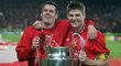 Jamie Carragher a Steven Gerrard s trofejí pro vítěze Ligy mistrů po výhře ve finále nad AC Milán v roce 2005