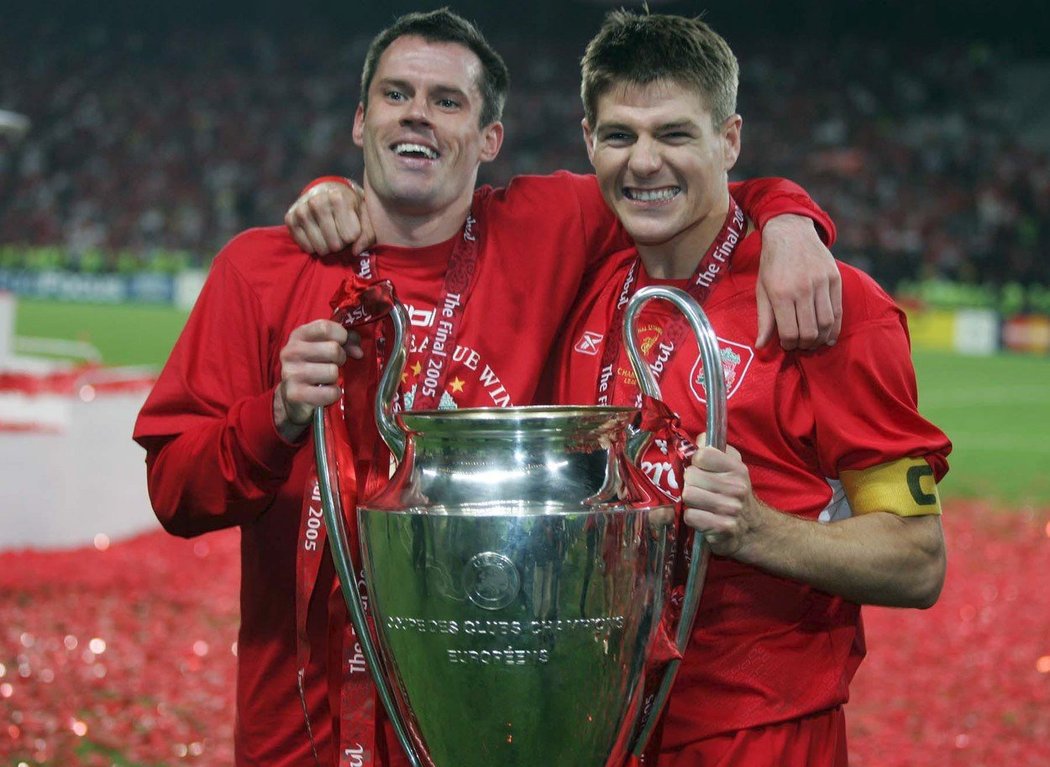 Jamie Carragher a Steven Gerrard s trofejí pro vítěze Ligy mistrů po výhře ve finále nad AC Milán v roce 2005