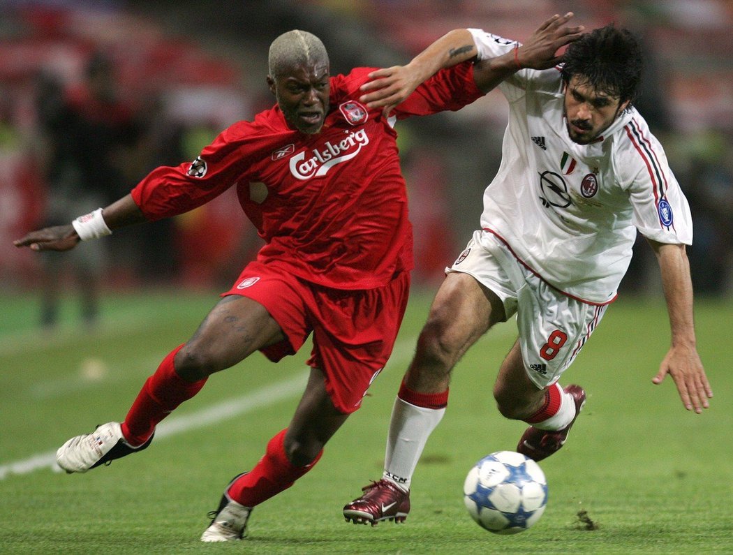 Souboj liverpoolského Djibrila Cissého a Gennara Gattusa z AC Milán během finále Ligy mistrů v roce 2005