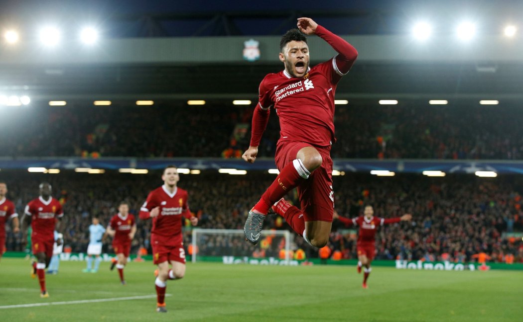 Alex Oxlade-Chamberlain oslavuje druhý gól Liverpoolu do sítě Manchesteru City