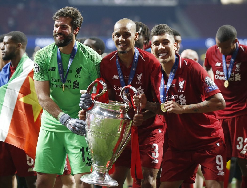 Liverpoolské trio Brazilců po triumfu v Lize mistrů v roce 2019. Zleva Alisson Becker, Fabinho a Roberto Firmino