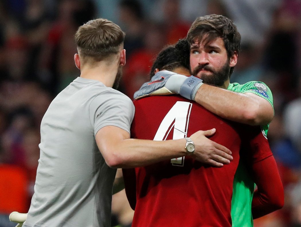 Brankář Liverpoolu Alisson se po velkém vítězství objímá se stoperem van Dijkem