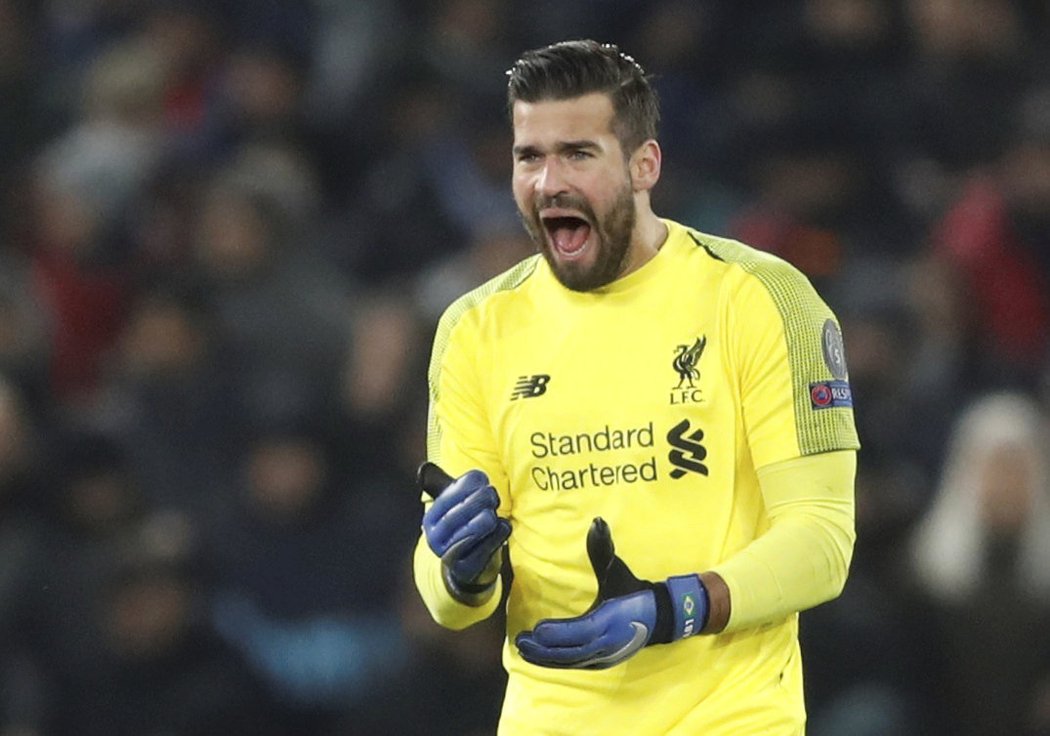 Alisson Becker skvělým zákrokem v nastavení zápasu s Neapolí udržel Liverpoolu postupový výsledek