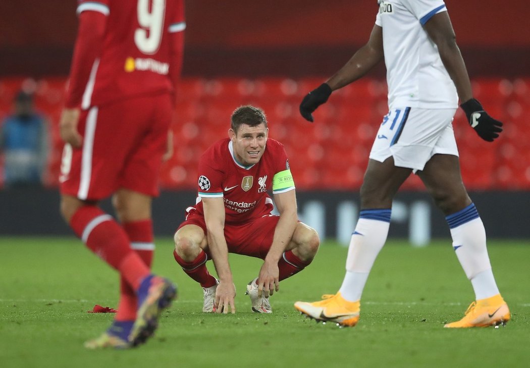 Zklamaný kapitán Liverpoolu James Milner po porážce s Atalantou