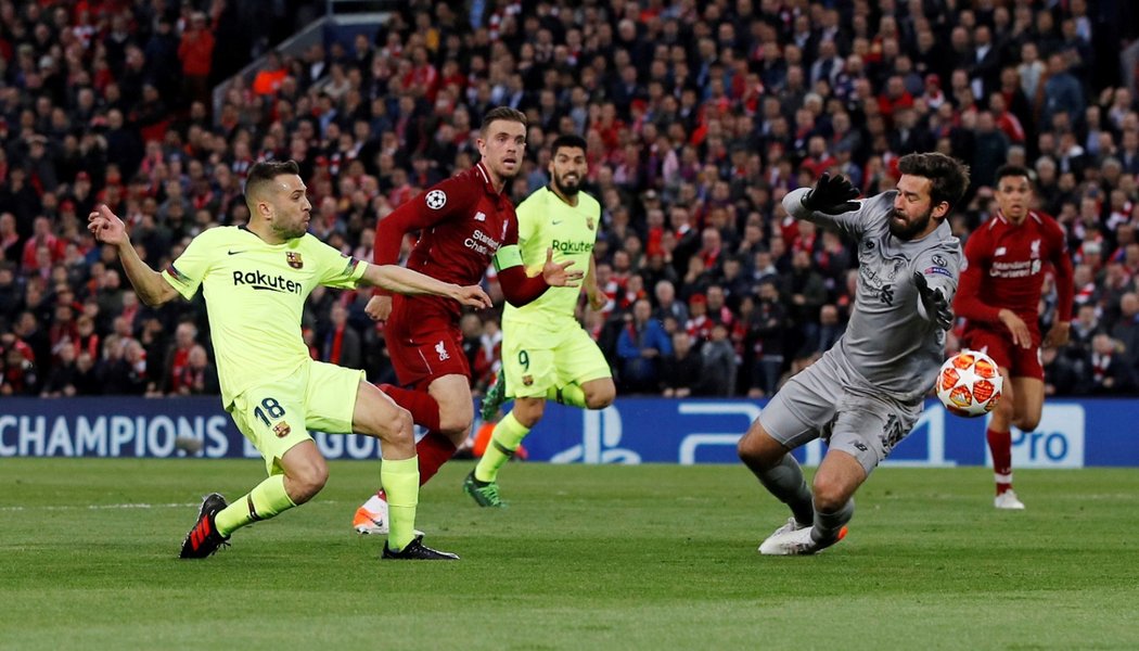 Brankář Alisson podržel Liverpool, když v nastavení prvního poločasu odvety semifinále Ligy mistrů vychytal šanci barcelonského Jordiho Alby