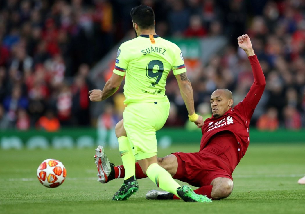 Fabinho zabraňuje průniku Luise Suáreze z Barcelony