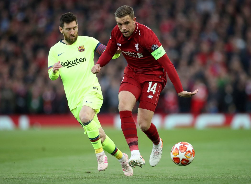 Jordan Henderson v souboji s Lionelem Messim během odvety semifinále Ligy mistrů mezi Liverpoolem a Barcelonou