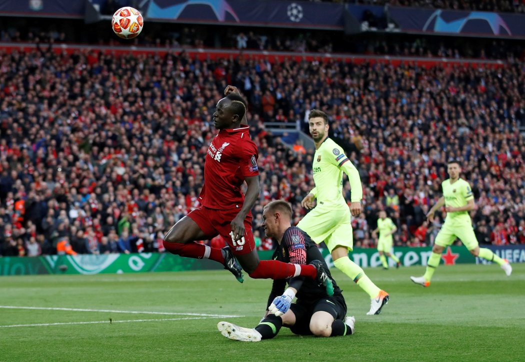 Sadio Mané z Liverpoolu přeskakuje gólmana Barcelony Marca-André ter Stegena v odvetě semifinále Ligy mistrů