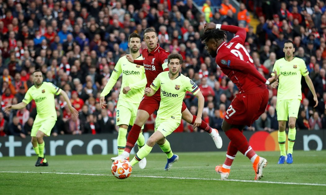 Divock Origi dává gól proti Barceloně v odvetě semifinále Ligy mistrů a posílá Liverpool do vedení 1:0