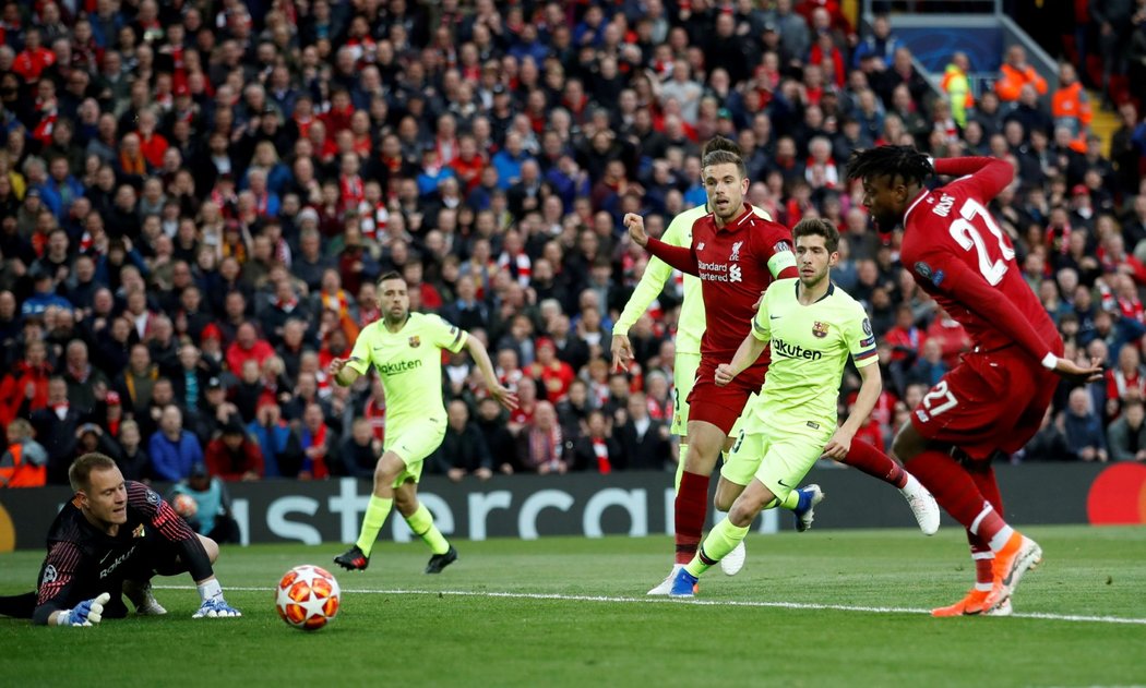 Divock Origi dává gól proti Barceloně v odvetě semifinále Ligy mistrů a posílá Liverpool do vedení 1:0