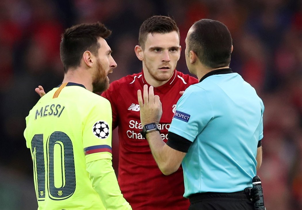 Andrew Robertson prostestuje proti rozhodnutí sudího Cuneyta Čakira po odpískání faulu na Lionela Messiho (vlevo)