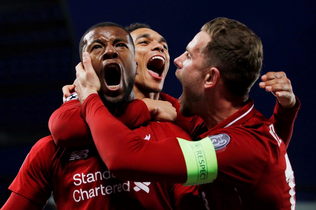 Euforie hráčů Liverpoolu po gólu Georginia Wijnalduma v odvetě Ligy mistrů proti Barceloně