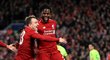 Xherdan Shaqiri a Divock Origi oslavují čtvrtý gól Liverpoolu v odvetě semifinále Ligy mistrů proti Barceloně, který zajistil Reds postup do finále