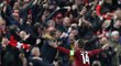 Jordan Henderson oslavuje s liverpoolskými fanoušky postup do finále Ligy mistrů