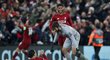 Virgil van Dijk a gólman Alisson Becker oslavují postup Liverpoolu do finále Ligy mistrů