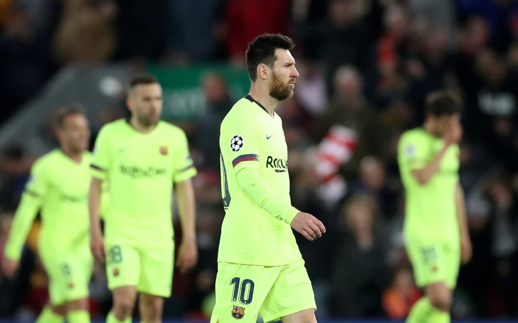 Zachmuřelý Lionel Messi po prohře 0:4 na Liverpoolu, který znamenala vyřazení Barcelony z Ligy mistrů, přestože doma zvítězila v prvním zápase 3:0