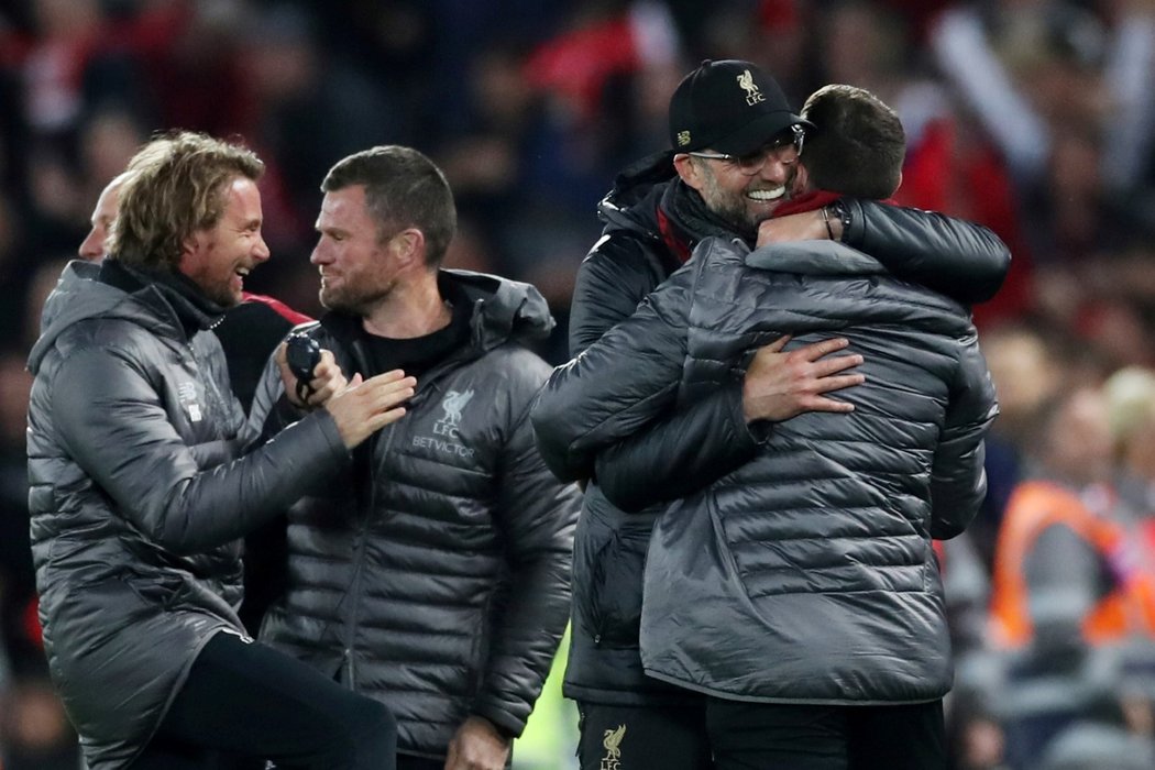 Euforie realizačního týmu Liverpoolu po fantastickém postupu do finále Ligy mistrů přes Barcelonu. Reds prohráli první duel 0:3, ale v odvetě vyhráli 4:0