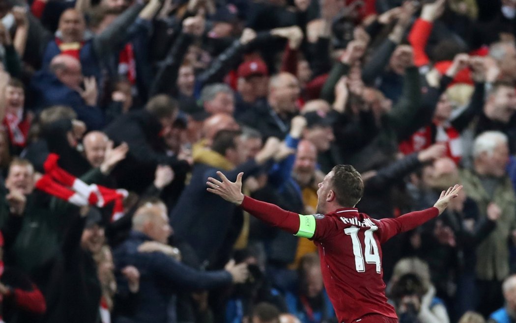 Jordan Henderson oslavuje s liverpoolskými fanoušky postup do finále Ligy mistrů