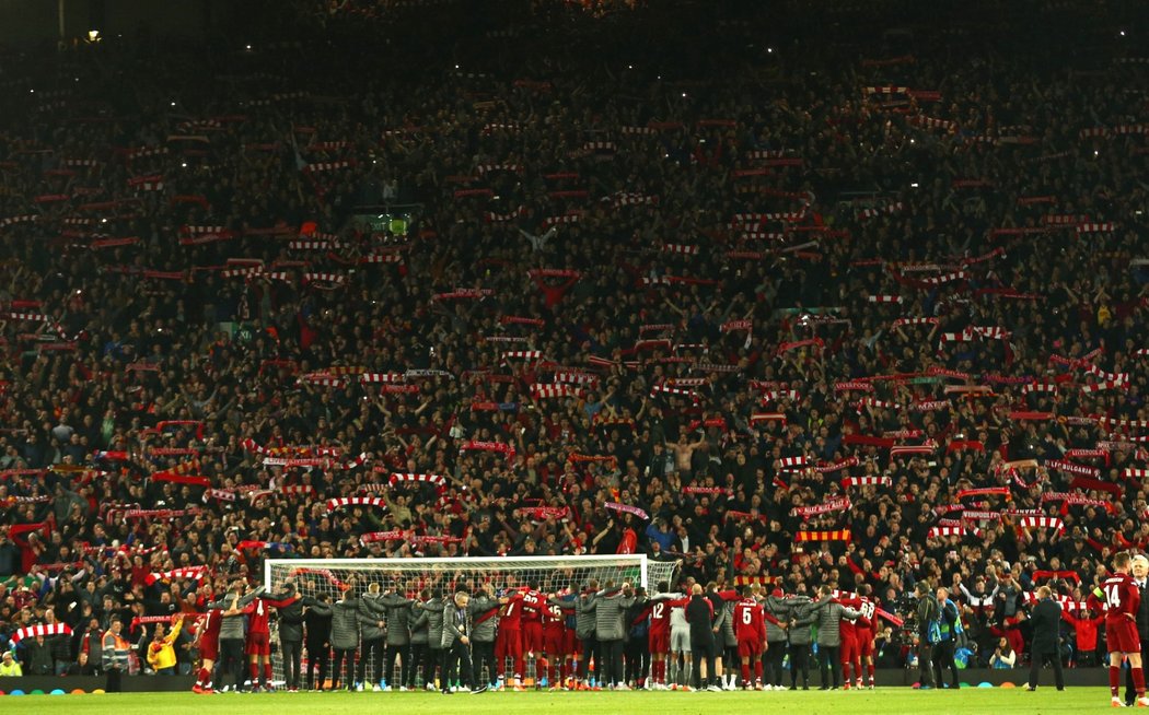 Fotbalisté Liverpoolu oslavují se svými příznivci postup do finále Ligy mistrů, když v prvním zápase semifinále prohráli v Barceloně 0:3, ale v domácí odvetě předvedli fantastický obrat a zvítězili 4:0