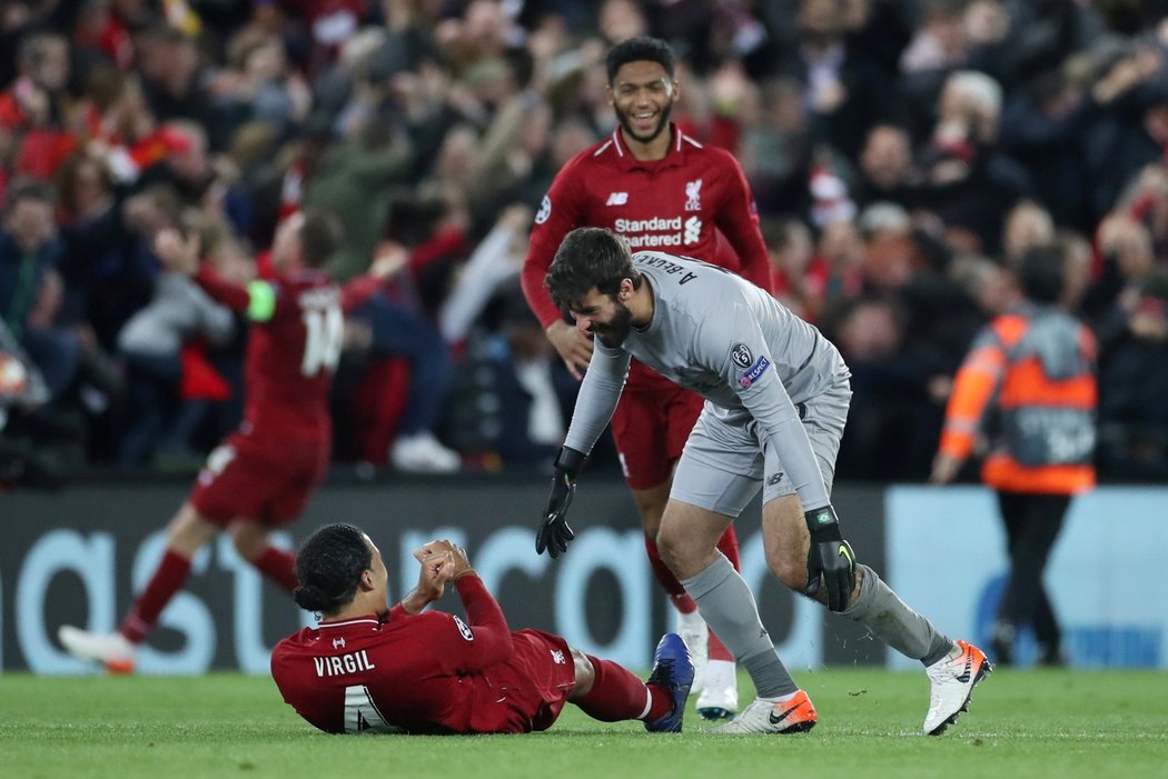 Virgil van Dijk a gólman Alisson Becker oslavují postup Liverpoolu do finále Ligy mistrů